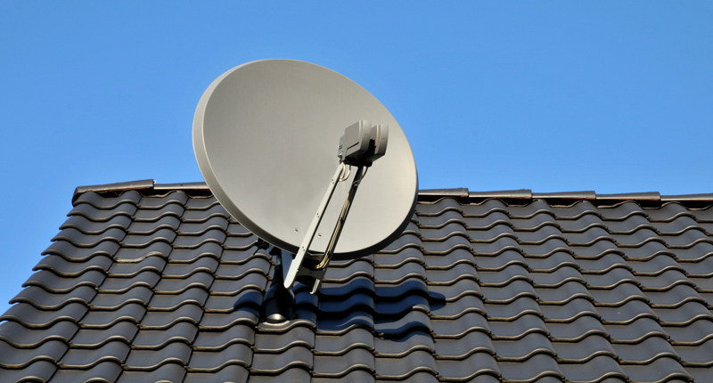 Antennenanlage, Satellitenschüssel auf dem Dach installiert